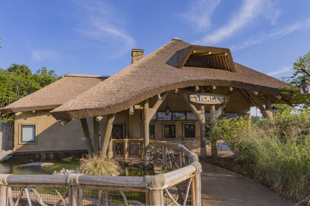 Synthetic Lapa Thatch Roof for Mountain Luxury Hotel's Wooden Log Cabin Roof Construction