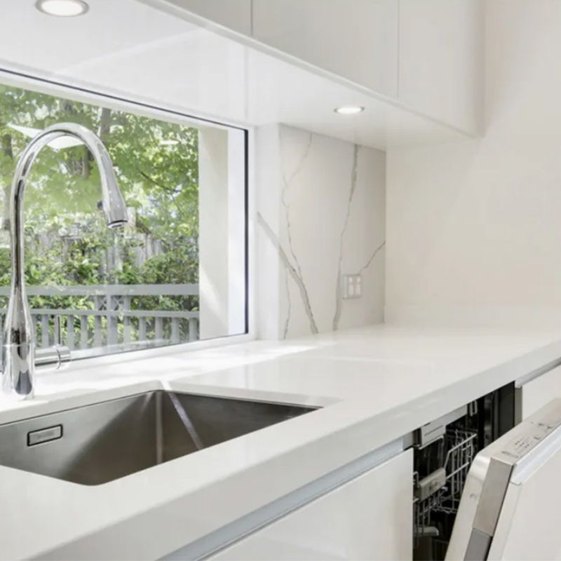 white kitchen 